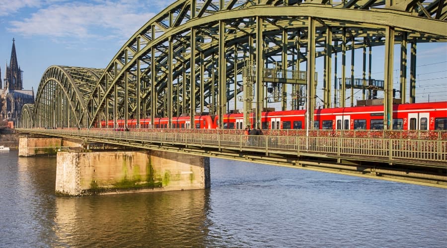 Canva_Industries_900x500_Industrials_Mobility_Transportation_Rheintrain.jpg